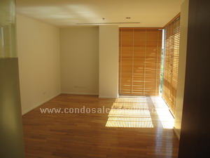 Luxury condo for sale in Silom Bangkok. Good condo at Saladaeng, Silom. High Ceilings, <br />
Unfurnished Newly Renovated 3 bedrooms 140 sq.m.
