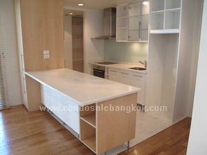 Luxury condo for sale in Silom Bangkok. Good condo at Saladaeng, Silom. High Ceilings, <br />
Unfurnished Newly Renovated 3 bedrooms 140 sq.m.