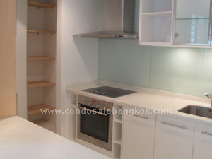 Luxury condo for sale in Silom Bangkok. Good condo at Saladaeng, Silom. High Ceilings, <br />
Unfurnished Newly Renovated 3 bedrooms 140 sq.m.