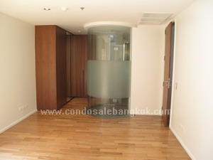 Luxury condo for sale in Silom Bangkok. Good condo at Saladaeng, Silom. High Ceilings, <br />
Unfurnished Newly Renovated 3 bedrooms 140 sq.m.
