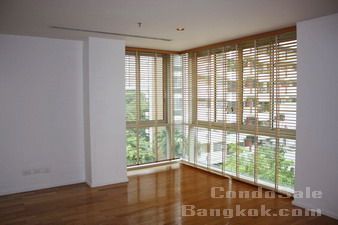 Luxury condo for sale in Silom Bangkok. Good condo at Saladaeng, Silom. High Ceilings, <br />
Unfurnished Newly Renovated 3 bedrooms 140 sq.m.