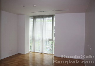Luxury condo for sale in Silom Bangkok. Good condo at Saladaeng, Silom. High Ceilings, <br />
Unfurnished Newly Renovated 3 bedrooms 140 sq.m.