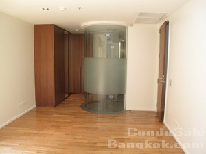 Luxury condo for sale in Silom Bangkok. Good condo at Saladaeng, Silom. High Ceilings, <br />
Unfurnished Newly Renovated 3 bedrooms 140 sq.m.
