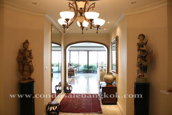 Penthouse for sale in Bangkok Sukhumvit nearby Thonglor BTS 370 sq.m. 3 bedrooms.<br />
Nice neighborhood area, wide road soi, big sidewalk.