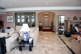 Penthouse for sale in Bangkok Sukhumvit nearby Thonglor BTS 370 sq.m. 3 bedrooms.<br />
Nice neighborhood area, wide road soi, big sidewalk.