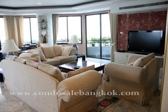 Penthouse for sale in Bangkok Sukhumvit nearby Thonglor BTS 370 sq.m. 3 bedrooms.<br />
Nice neighborhood area, wide road soi, big sidewalk.
