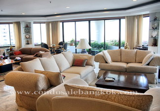 Penthouse for sale in Bangkok Sukhumvit nearby Thonglor BTS 370 sq.m. 3 bedrooms.<br />
Nice neighborhood area, wide road soi, big sidewalk.