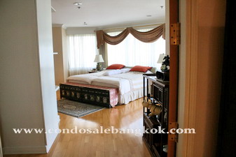 Penthouse for sale in Bangkok Sukhumvit nearby Thonglor BTS 370 sq.m. 3 bedrooms.<br />
Nice neighborhood area, wide road soi, big sidewalk.