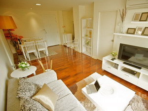 Condo for sale in Sukhumvit 49. Lowrise building style. 50.77 sq.m.1 bedroom fully furnished. Peaceful area and nice neighborhood. Good for investment.