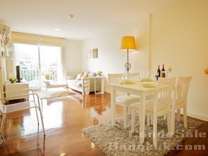 Condo for sale in Sukhumvit 49. Lowrise building style. 50.77 sq.m.1 bedroom fully furnished. Peaceful area and nice neighborhood. Good for investment.