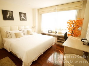Condo for sale in Sukhumvit 49. Lowrise building style. 50.77 sq.m.1 bedroom fully furnished. Peaceful area and nice neighborhood. Good for investment.