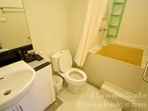 Condo for sale in Sukhumvit 49. Lowrise building style. 50.77 sq.m.1 bedroom fully furnished. Peaceful area and nice neighborhood. Good for investment.