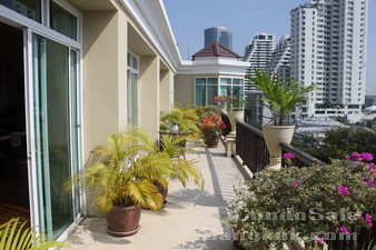 Gorgeous PentHouse Sukhumvit39 Etraordinary decoration. Special with 5 meters high ceiling. 4 bedrooms. Big balcony and Nice greenery view!