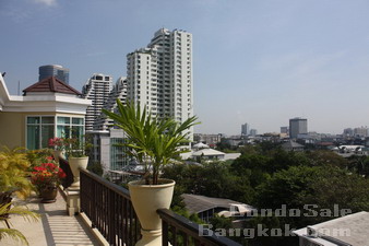 Gorgeous PentHouse Sukhumvit39 Etraordinary decoration. Special with 5 meters high ceiling. 4 bedrooms. Big balcony and Nice greenery view!