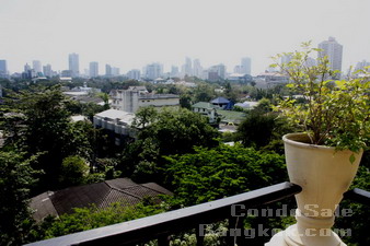 Gorgeous PentHouse Sukhumvit39 Etraordinary decoration. Special with 5 meters high ceiling. 4 bedrooms. Big balcony and Nice greenery view!