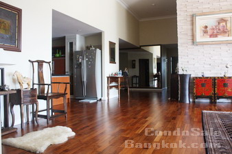 Gorgeous PentHouse Sukhumvit39 Etraordinary decoration. Special with 5 meters high ceiling. 4 bedrooms. Big balcony and Nice greenery view!
