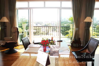 Gorgeous PentHouse Sukhumvit39 Etraordinary decoration. Special with 5 meters high ceiling. 4 bedrooms. Big balcony and Nice greenery view!