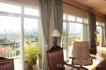 Gorgeous PentHouse Sukhumvit39 Etraordinary decoration. Special with 5 meters high ceiling. 4 bedrooms. Big balcony and Nice greenery view!