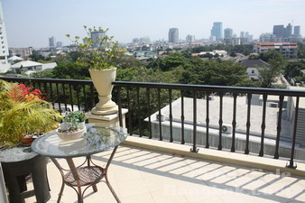 Gorgeous PentHouse Sukhumvit39 Etraordinary decoration. Special with 5 meters high ceiling. 4 bedrooms. Big balcony and Nice greenery view!