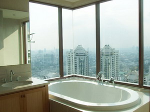 Located very high floor condo for sale in Bangkok Sukhumvit 24 The Emporio Place condo 1 bedroom 65 sq.m.