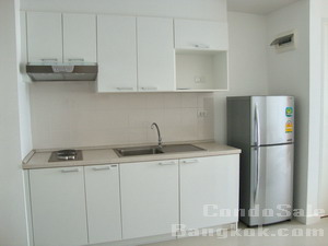 condo for sale in The Clover Thonglor 1 bedroom 44.90 sq.m. Fully furnished with kitchen, fridge, 
washing machine LCD TV, bathtub