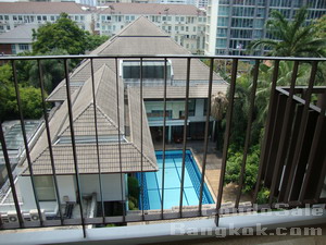 condo for sale in The Clover Thonglor 1 bedroom 44.90 sq.m. Fully furnished with kitchen, fridge, 
washing machine LCD TV, bathtub