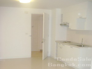 Condo for sale in Thonglor 1 bedroom 45 sq.m. Unfurnished. Good price high floor!