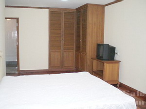 Condo for sale in Sukhumvit 11. comfortable 2 bedrooms 2 bathrooms 108 sq.m. Furnished