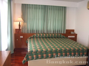Condo for sale in Bangkok Thonglor area. Nice and clean 62 sq.m. 2 bedrooms 2 bathrooms with bathtub. Ready to move-in.