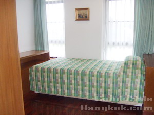 Condo for sale in Bangkok Thonglor area. Nice and clean 62 sq.m. 2 bedrooms 2 bathrooms with bathtub. Ready to move-in.
