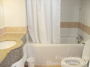 Condo for sale in Bangkok Thonglor area. Nice and clean 62 sq.m. 2 bedrooms 2 bathrooms with bathtub. Ready to move-in.