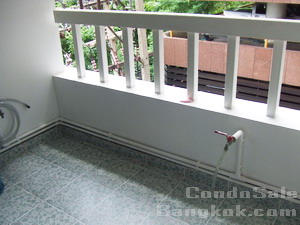 Condo for sale in Bangkok Thonglor area. Nice and clean 62 sq.m. 2 bedrooms 2 bathrooms with bathtub. Ready to move-in.