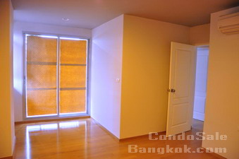 Condo for sale in Bangkok near Prakanong BTS. Lowrise style. Brandnew. 66 sq.m. 2 bedrooms