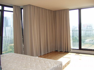 Condo for sale in Bangkok next to Childlom BTS 300 sq.m. 3 bedrooms. Bright with morning sun. Very convenient and upscale location.