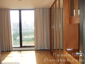 Condo for sale in Bangkok next to Childlom BTS 300 sq.m. 3 bedrooms. Bright with morning sun. Very convenient and upscale location.