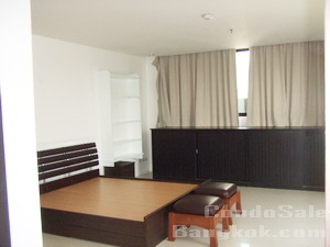 Condo for sale in Bangkok next to Childlom BTS 300 sq.m. 3 bedrooms. Bright with morning sun. Very convenient and upscale location.