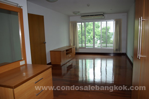 Excellent location BUT CHEAP!!! close to Ploenchit BTS.?Very Good deal?in Navin Court condo. 3+1 bedrooms 171 sq.m.