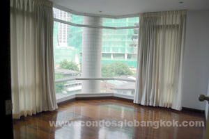 Excellent location BUT CHEAP!!! close to Ploenchit BTS.?Very Good deal?in Navin Court condo. 3+1 bedrooms 171 sq.m.