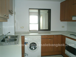 Excellent location BUT CHEAP!!! close to Ploenchit BTS.?Very Good deal?in Navin Court condo. 3+1 bedrooms 171 sq.m.