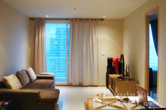 New condition low price but very high floor! Condo sale in Bangkok Sathorn 66.5 sq.m. 1 bedroom fully furnished. Sale with tenant.