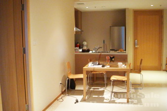 New condition low price but very high floor! Condo sale in Bangkok Sathorn 66.5 sq.m. 1 bedroom fully furnished. Sale with tenant.