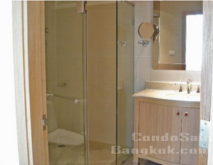 New condition low price but very high floor! Condo sale in Bangkok Sathorn 66.5 sq.m. 1 bedroom fully furnished. Sale with tenant.