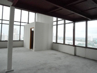 Brandnew Bared Shell high floor 181 sq.m. with mezzanine. 5.5 metre floor to ceiling height. Very good location in Prime Sukhumvit area.