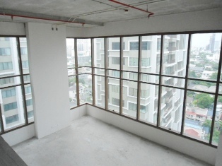 Brandnew Bared Shell high floor 181 sq.m. with mezzanine. 5.5 metre floor to ceiling height. Very good location in Prime Sukhumvit area.