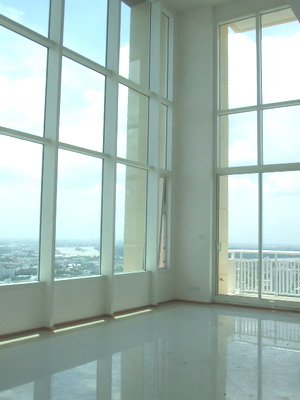 Brandnew Penthouse Duplex condo for sale in Bangkok Sathorn 322.64 sq.m. 4 bedrooms 1 study plus family area on Mezzanine Very bright & Stunt river view on Super high floor. Double Volume living area.