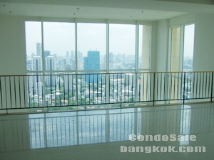 Brandnew Penthouse Duplex condo for sale in Bangkok Sathorn 322.64 sq.m. 4 bedrooms 1 study plus family area on Mezzanine Very bright & Stunt river view on Super high floor. Double Volume living area.