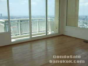 Brandnew Penthouse Duplex condo for sale in Bangkok Sathorn 322.64 sq.m. 4 bedrooms 1 study plus family area on Mezzanine Very bright & Stunt river view on Super high floor. Double Volume living area.