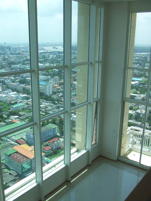 Brandnew Penthouse Duplex condo for sale in Bangkok Sathorn 322.64 sq.m. 4 bedrooms 1 study plus family area on Mezzanine Very bright & Stunt river view on Super high floor. Double Volume living area.