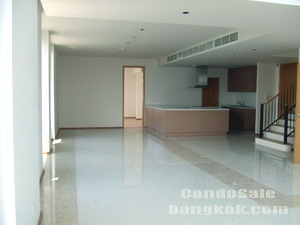 Brandnew Penthouse Duplex condo for sale in Bangkok Sathorn 322.64 sq.m. 4 bedrooms 1 study plus family area on Mezzanine Very bright & Stunt river view on Super high floor. Double Volume living area.