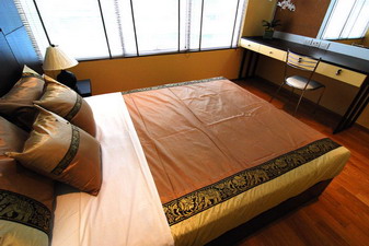 Tasetefully furnished brandnew condo for sale in Emporio Place Sukhumvit 24 Bangkok. 108 sq.m. 2 bedrooms.